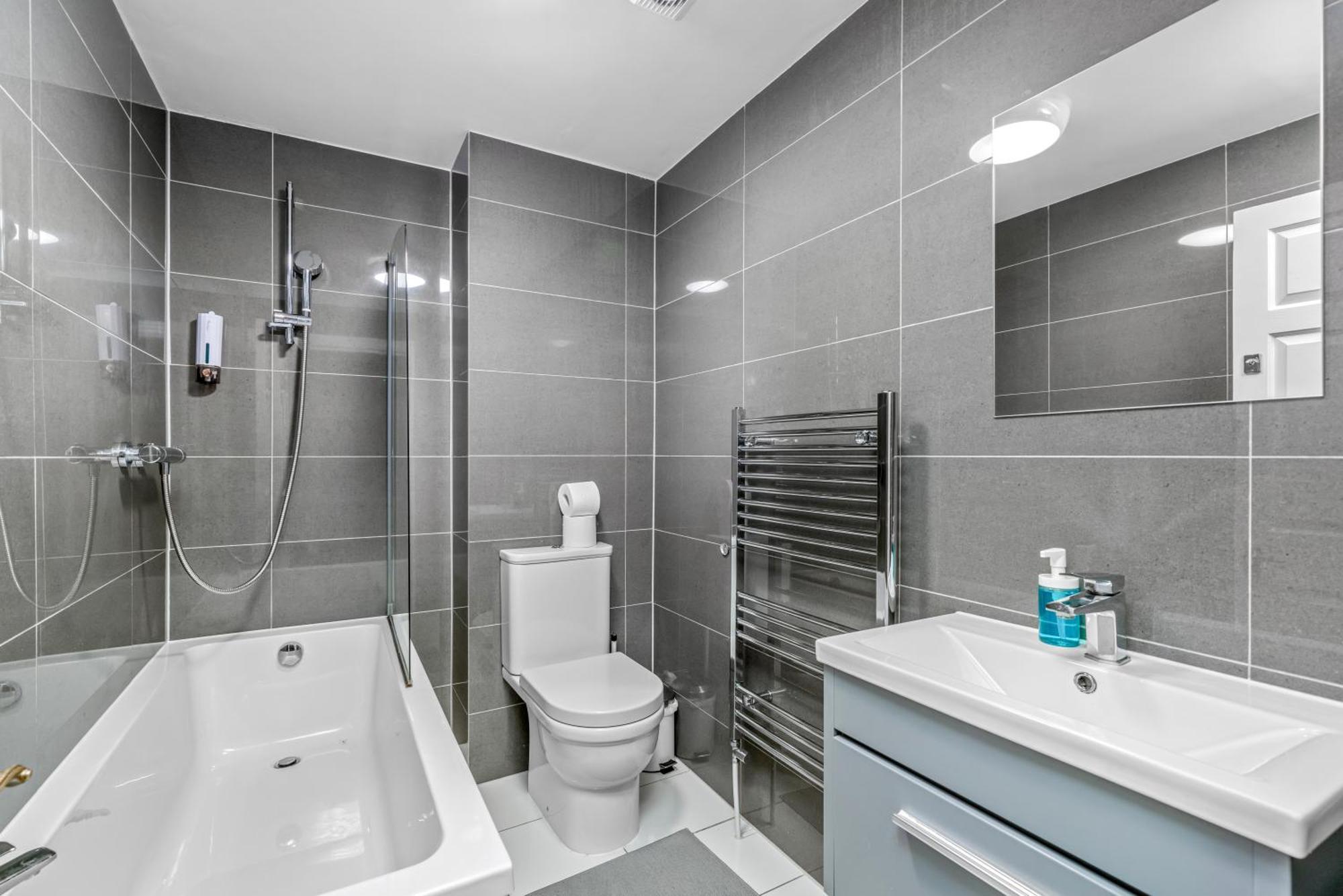 Canary Wharf - Spacious Near Excel Exhibition Centre, O2 Arena, Airport, Free Parking & Wifi Appartamento Londra