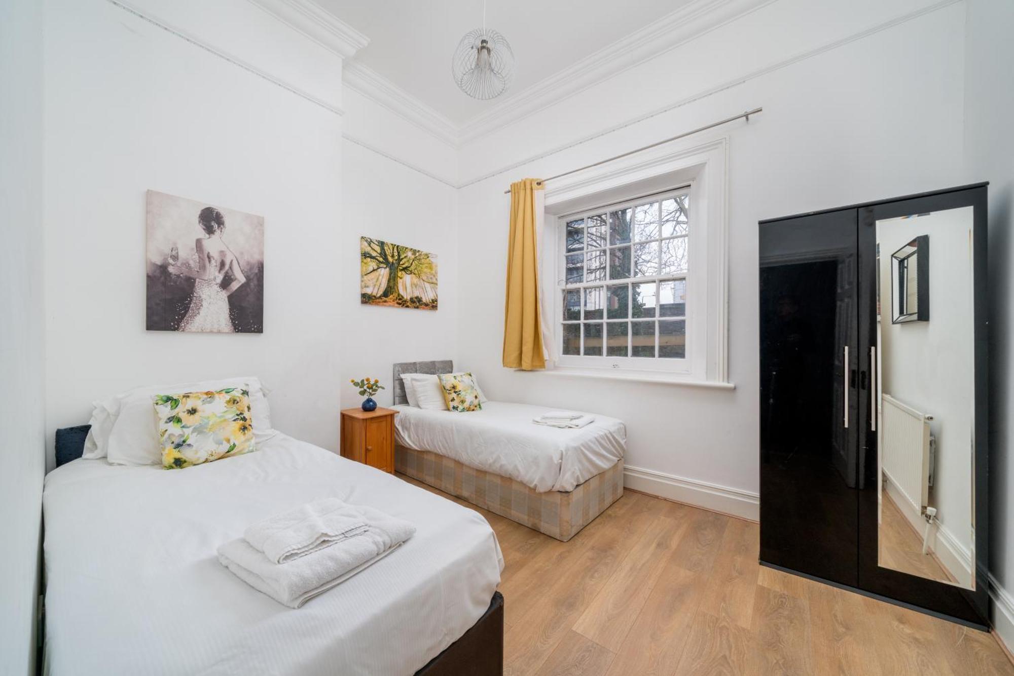 Canary Wharf - Spacious Near Excel Exhibition Centre, O2 Arena, Airport, Free Parking & Wifi Appartamento