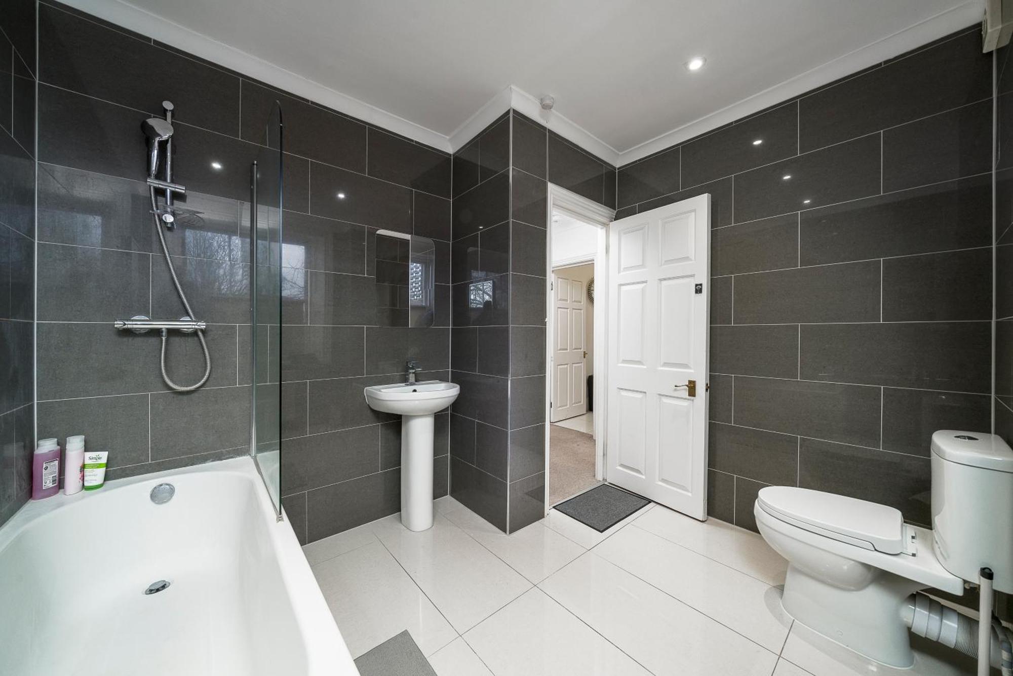 Canary Wharf - Spacious Near Excel Exhibition Centre, O2 Arena, Airport, Free Parking & Wifi