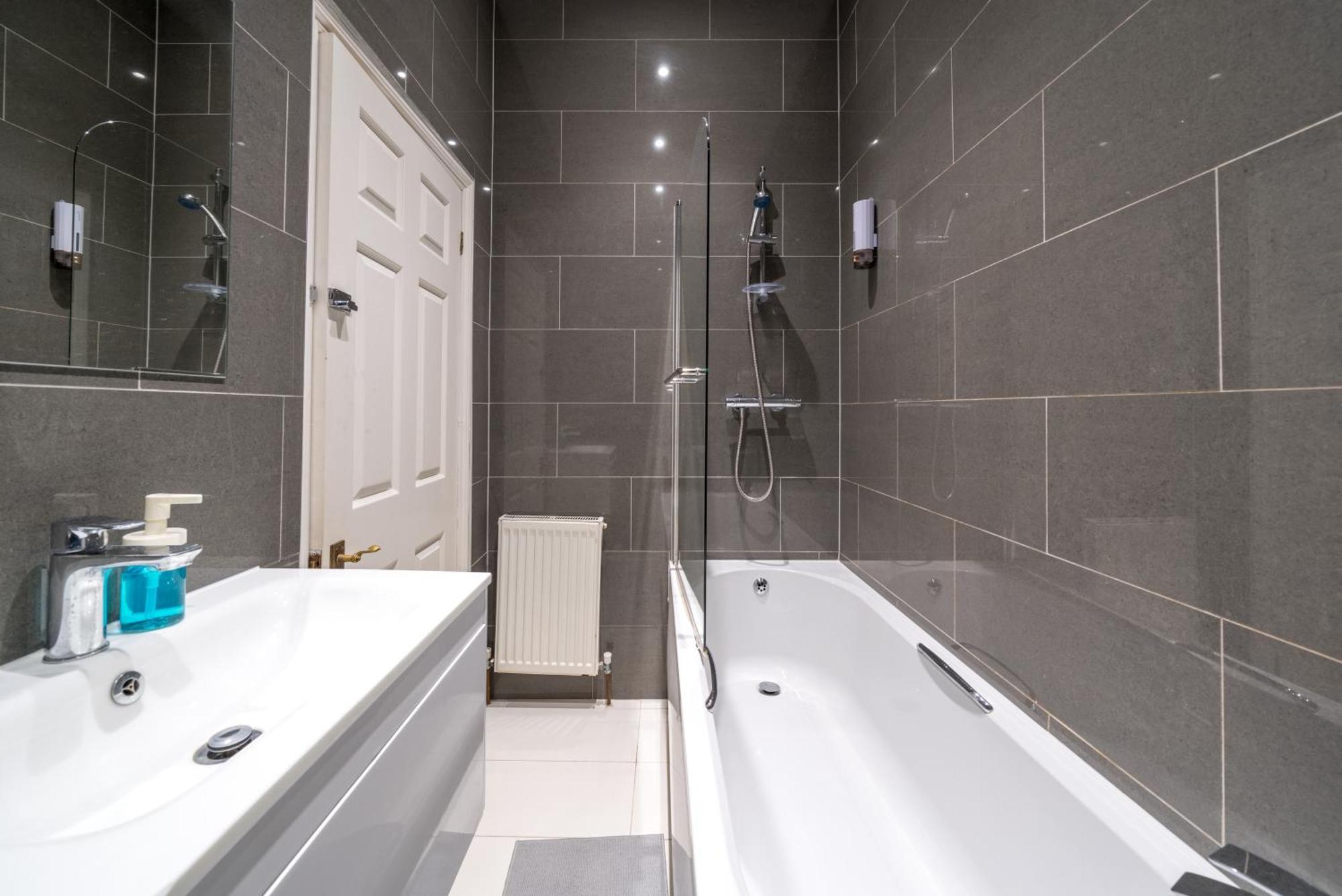 Canary Wharf - Spacious Near Excel Exhibition Centre, O2 Arena, Airport, Free Parking & Wifi Appartamento Londra