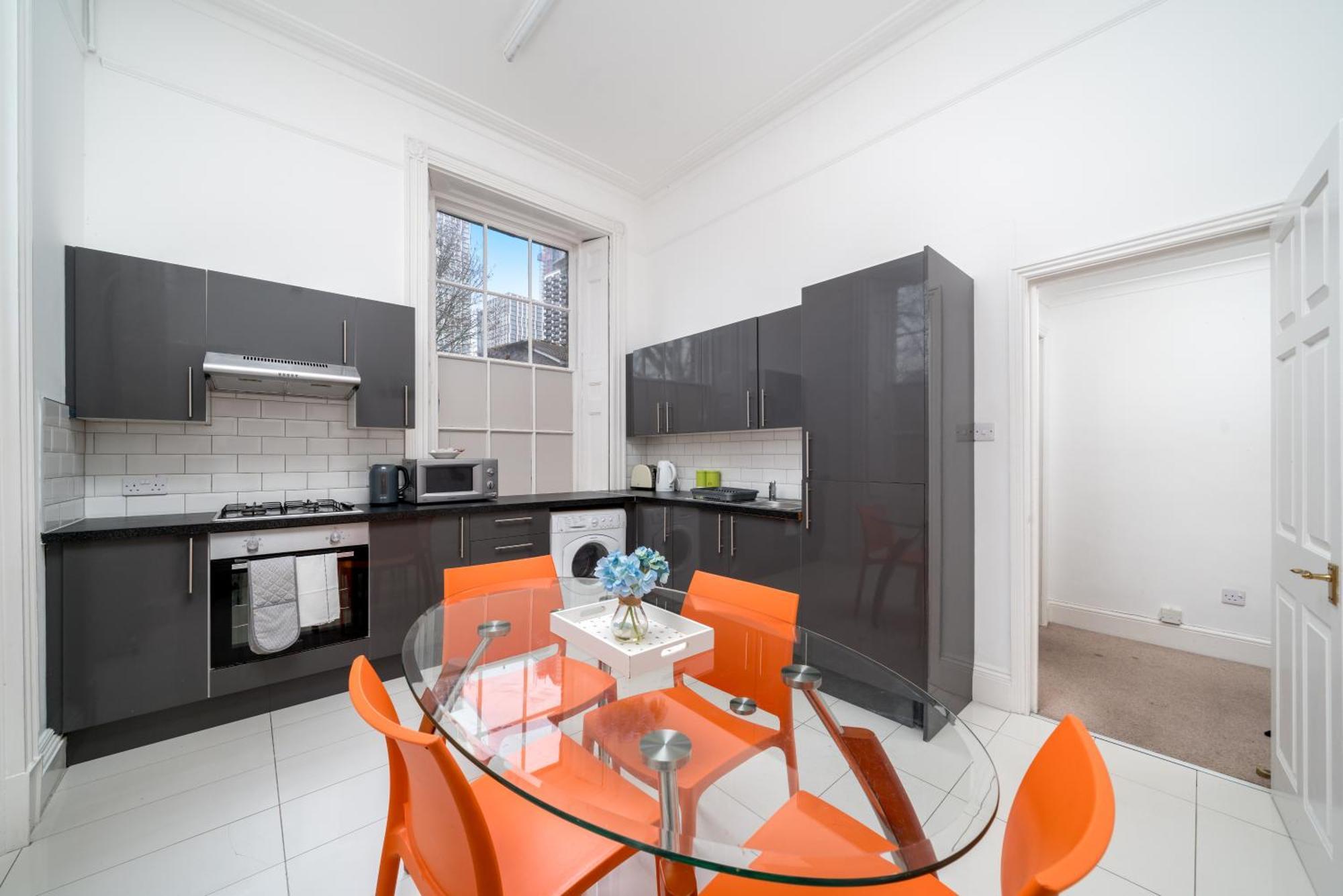 Canary Wharf - Spacious Near Excel Exhibition Centre, O2 Arena, Airport, Free Parking & Wifi Appartamento