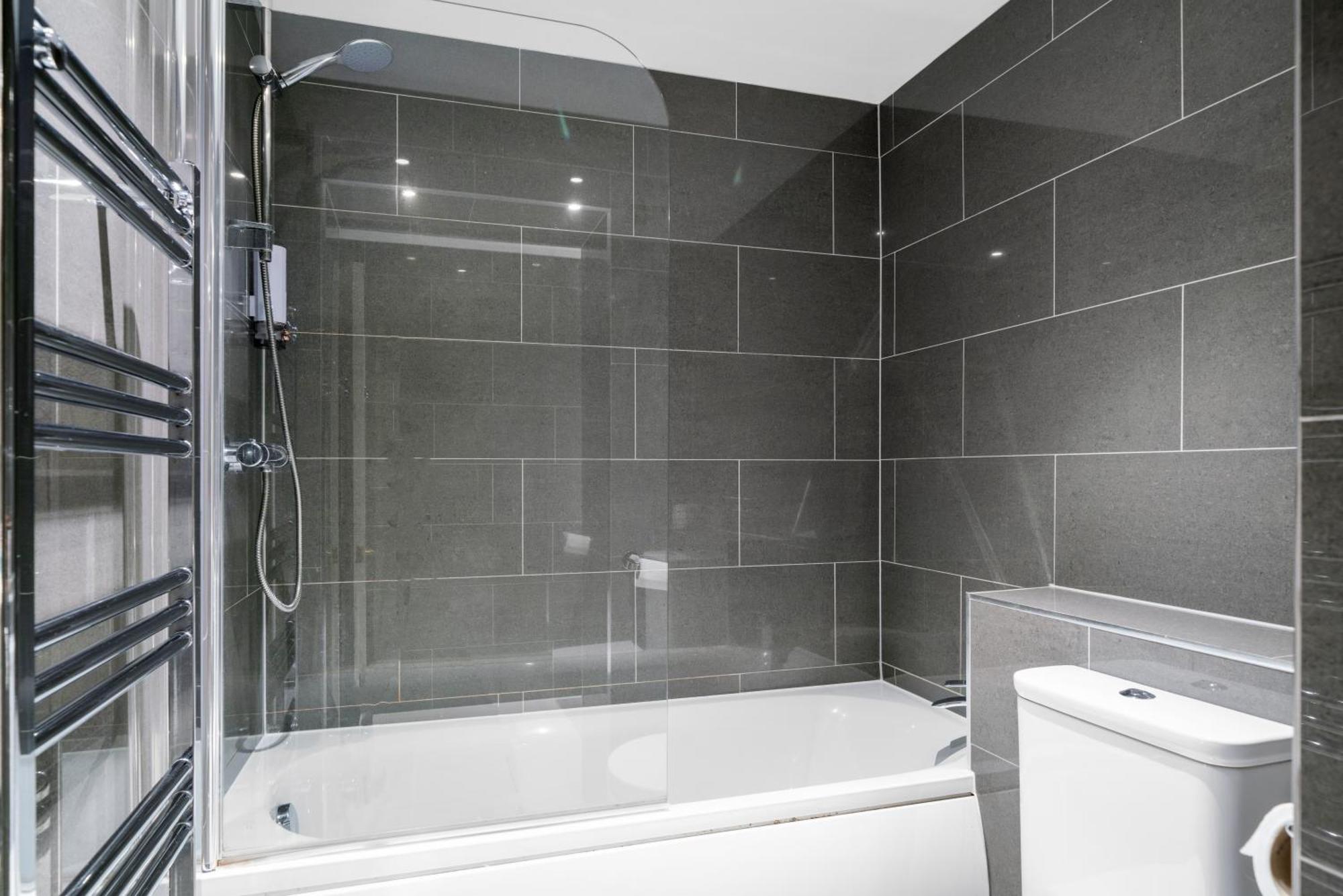 Canary Wharf - Spacious Near Excel Exhibition Centre, O2 Arena, Airport, Free Parking & Wifi Londra